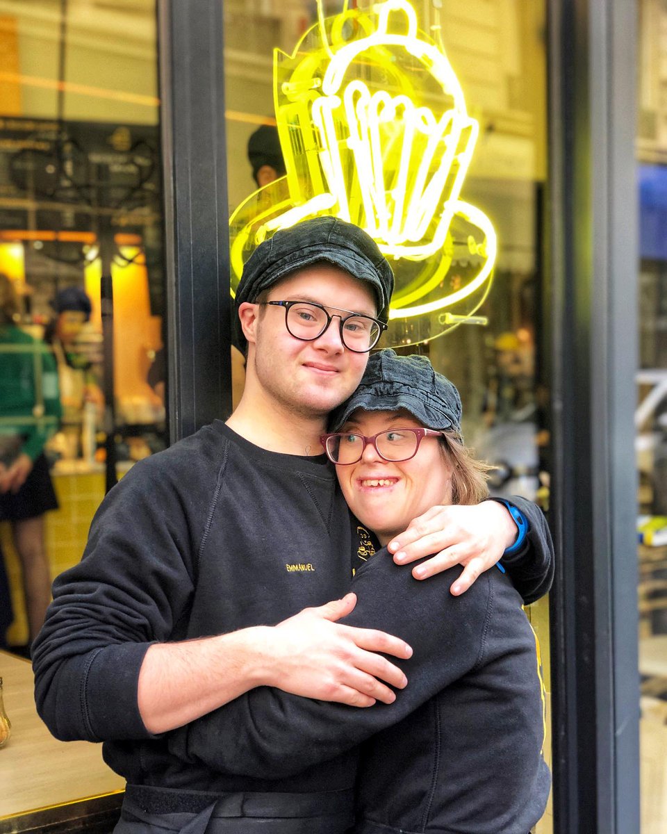AvChampsElysees's tweet photo. 😃 Bienvenue à toute la belle équipe du Café Joyeux qui ouvre les portes de son café solidaire ce mardi matin au 144 de l'Avenue !💛☕️ https://t.co/qhqS9LtvEJ