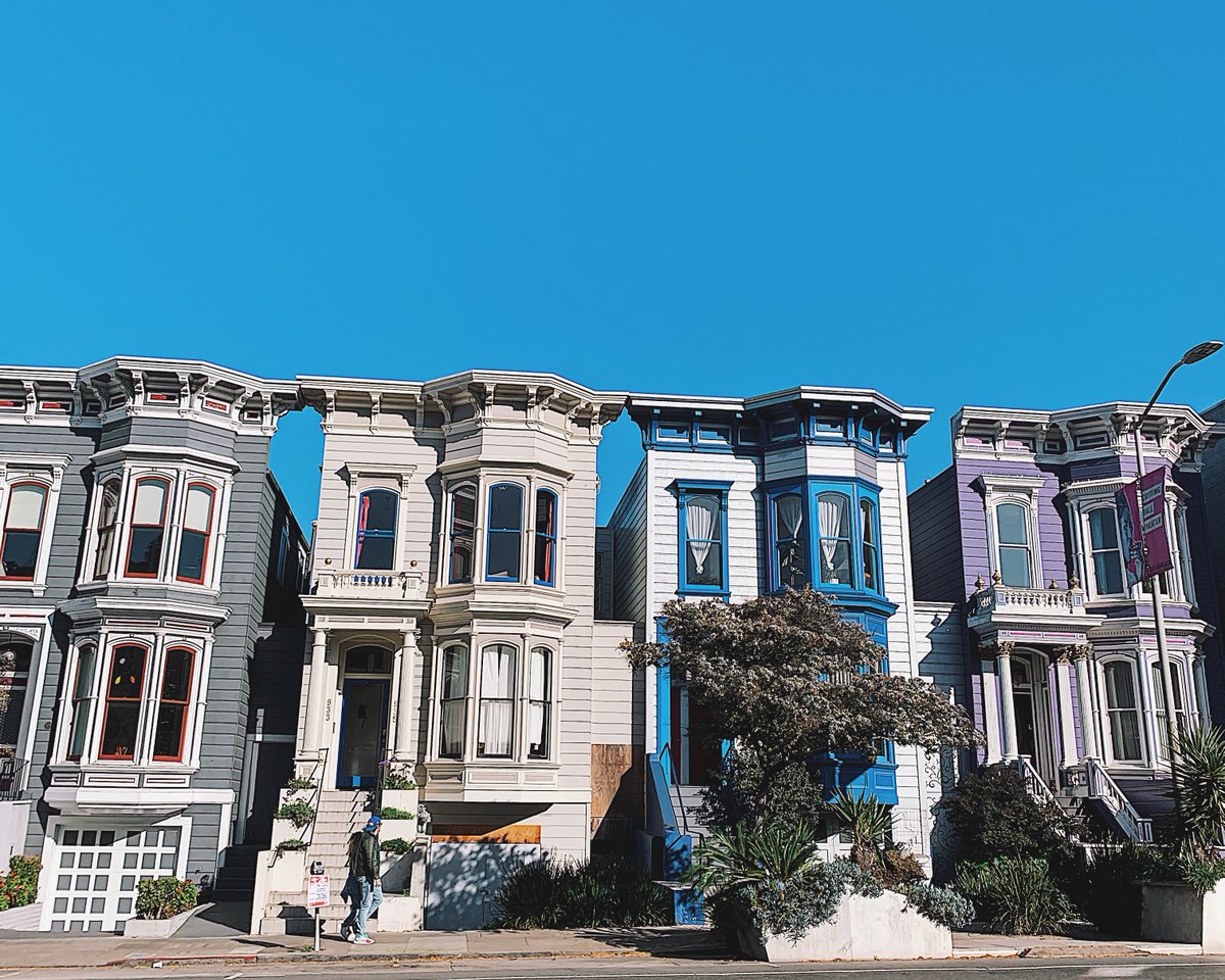 The squad of ladies are all here in #SanFrancisco 😎 #PaintedLadies #FatTireToursSF