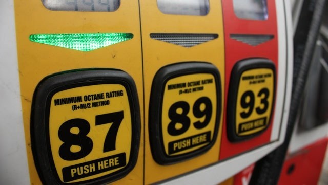kron4news's tweet image. Gas prices will likely fall below $2 per gallon in coming weeks as coronavirus oil price war continues kron4.com/news/national/…