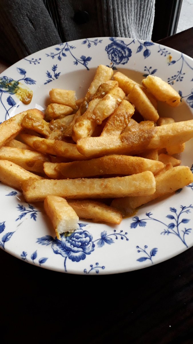 NigelBell3's tweet photo. Wetherspoons topped chips ??? Where is the topping !! https://t.co/RQAXzIPEmH