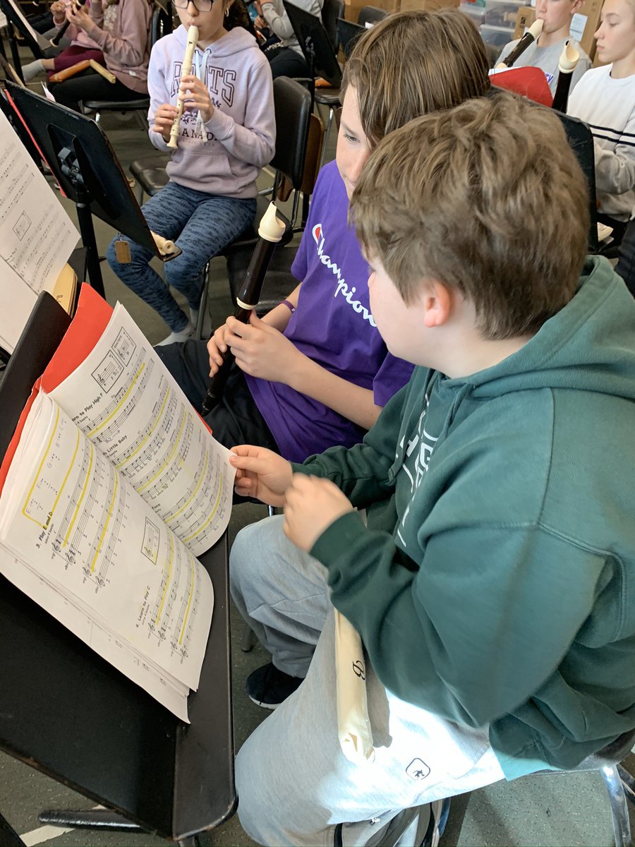 sanford_music's tweet photo. Gd 6 Ss @masonville_ps teaching each other how to play a different type of recorder - soprano, alto & tenor. Lots of engagement and excitement as Ss tried new instruments! #tvdsbarts #recorderfun https://t.co/fwRqMDZmOo
