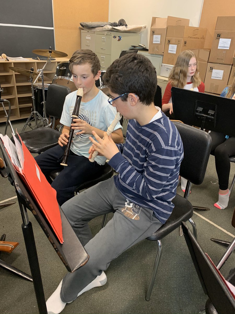 sanford_music's tweet photo. Gd 6 Ss @masonville_ps teaching each other how to play a different type of recorder - soprano, alto & tenor. Lots of engagement and excitement as Ss tried new instruments! #tvdsbarts #recorderfun https://t.co/fwRqMDZmOo