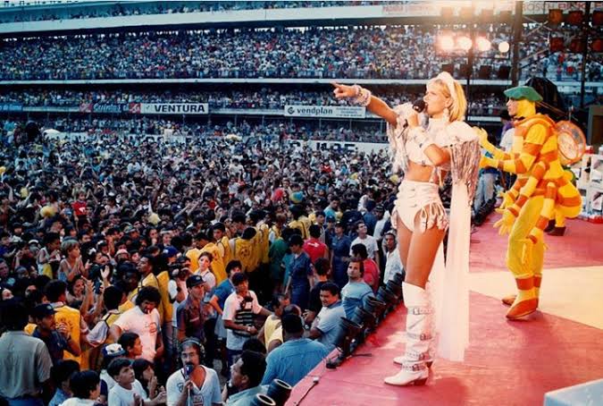 As turnês de Xuxa arrastavam multidões. A loira recriava os seus programas no palco e cantava um hit atrás do outro.Em 1989, Xuxa colocou 200 mil pessoas no Maracanã, com o show sendo exibido ao vivo pela Globo.O público cantando "Abecedário da Xuxa" é o momento mais icônico.