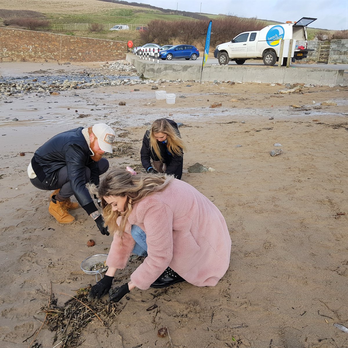 PlasticWaive's tweet photo. We spent some really enjoyable time this weekend with Gwilym and Lena talking about plastic pollution and the benefits of volunteering when you are on a short break holiday #GiveBack on a #MyMicroGap

This is a great @VisitEngland initiative

#MyMicrogapMonday

#IAmABeachGuardian https://t.co/GAWlyYfOdP