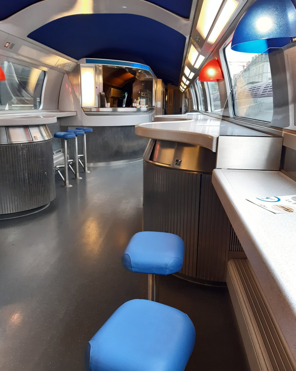 Wagon-bar vide dans le TGV Angers-Paris. Et un contrôleur a refusé d'aider une femme âgée à porter sa valise : " Je ne touche pas ce qui ne m'appartient pas..."
#COVID2019 #SNCF #TGV