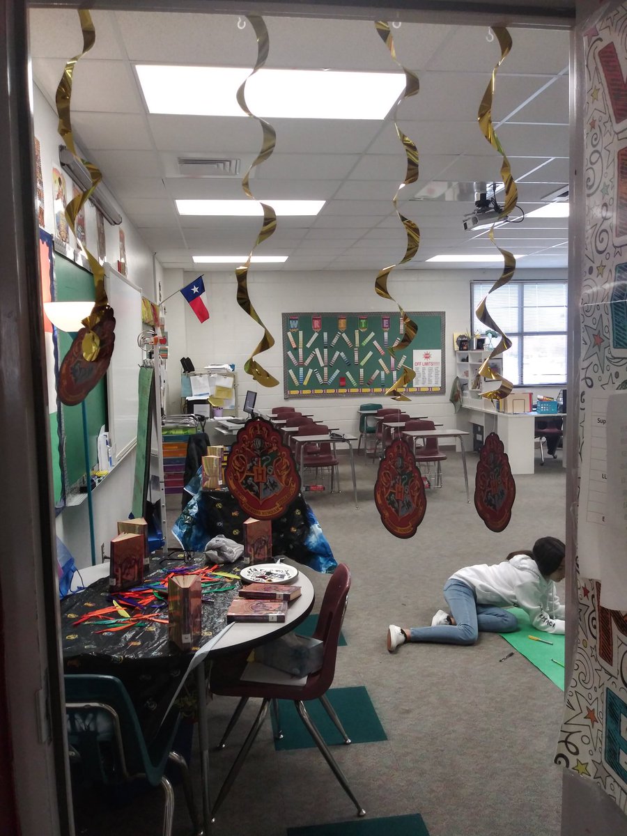 Melissab_JHS's tweet photo. Enter the Wonderful world of Harry Potter📚Scholars create their motto, crest design, and house traits!!! "It is our choices that show us who we truly are far more than our abilities." -Professor Dumbledore
#TeamSISD @Montwood_MS https://t.co/p0MVnhd6F5