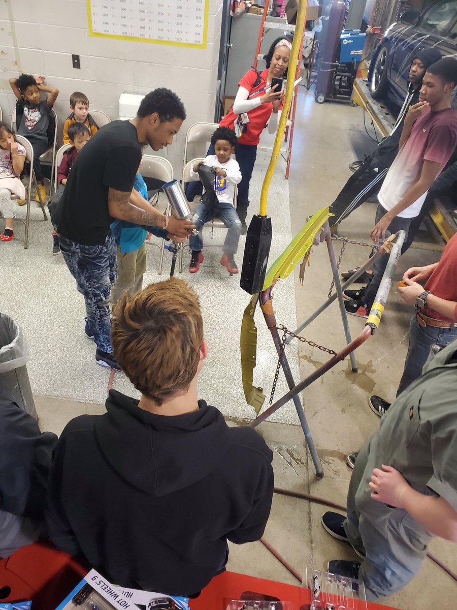 JelCollision's tweet photo. Kids coming in and learning about the collision class . #jel https://t.co/mjUfm2sTdd