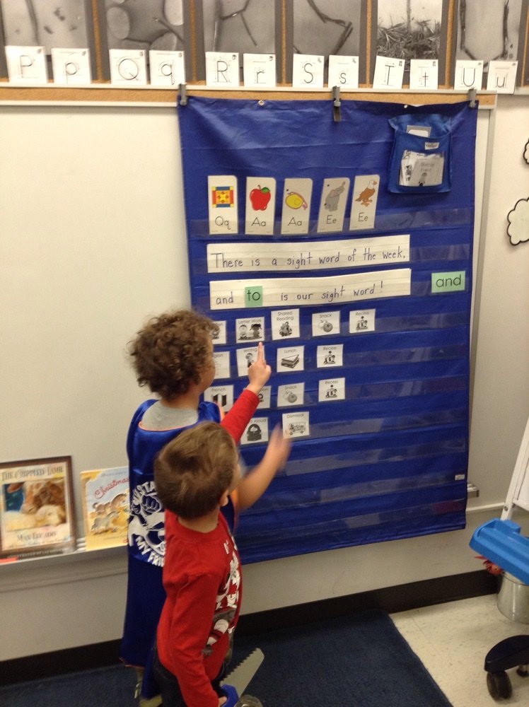 Can you read the words of the week? Students pointing out which words are going to be a focal point this week. @EY_uwindsor