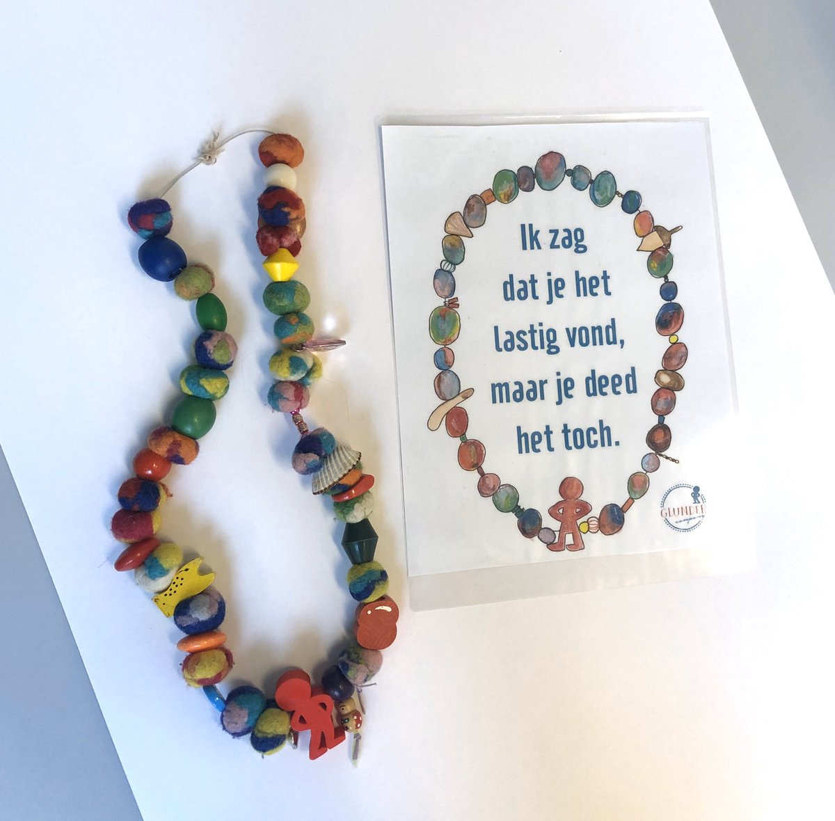 MiriamOpdeBeek's tweet photo. Gezien vandaag: een glunderketting. Gedurende de dag reist de ketting van leerling tot leerling, altijd voorzien van een compliment. De groep maakt de ketting samen (met van iedere leerling een persoonlijke item) De vilten kralen zijn groepswerk #pronk #geefhoop #ritueel https://t.co/0SlMeGvLwh