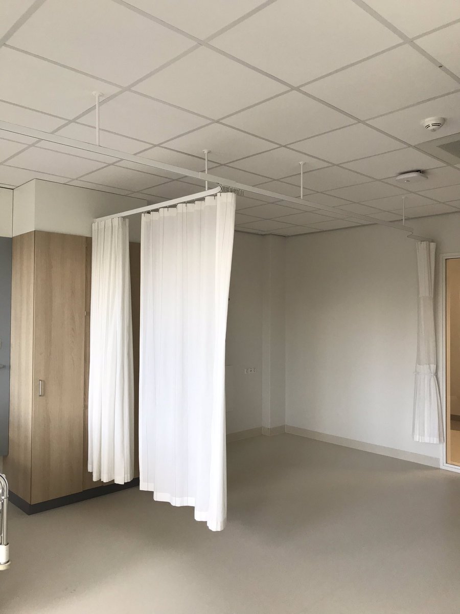 Vitrage-(Separatie)Gordijnen worden opgehangen nieuwbouw ziekenhuis <a href="/SaxenburghGroep/">Saxenburgh</a> #Opnaardefinish 🏁🏁. <a href="/GoossenTePas/">Goossen Te Pas</a> <a href="/DuraVermeer/">Dura Vermeer</a> <a href="/Abelnstoffering/">Abeln Stoffering</a> <a href="/saxenburghbouwt/">Saxenburgh bouwt</a>