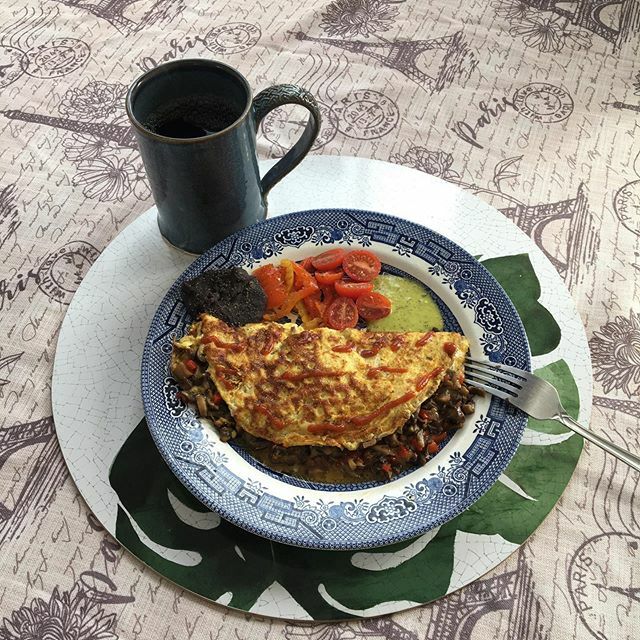 WildfirePottery's tweet photo. Cooked as thanks for the smoothie/latte/bacon delivery. Hope I get a bite. #brunchfast #omelette #foodpics #betterthanviruspanic https://t.co/mzAfVQKpjj https://t.co/CRNedq8EVc