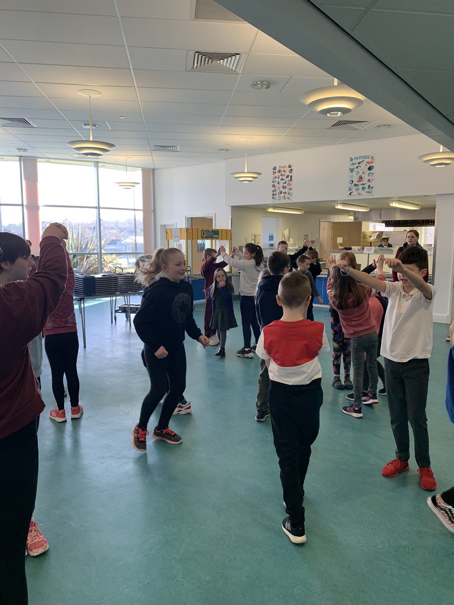 DeanburnPS_P7A's tweet photo. We did a lot of team and partner work during βMeeting Mondayβ. #MaxintheMiddle #healthandwellbeing @NHSForthValley ππβοΈπ https://t.co/Jz27z6MP3Y
