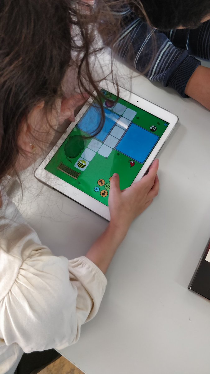 titepaprika's tweet photo. Entraînement sur tablette pour notre Challenge Manbot..avec Loup bien sûr 😁😉 #codage #manbot #beebot #numérique #cp #cycle2 #loup #pe #enseignant #coopération #robots @editionsauzou @LesClassesa12 https://t.co/ClPlHKqAsY