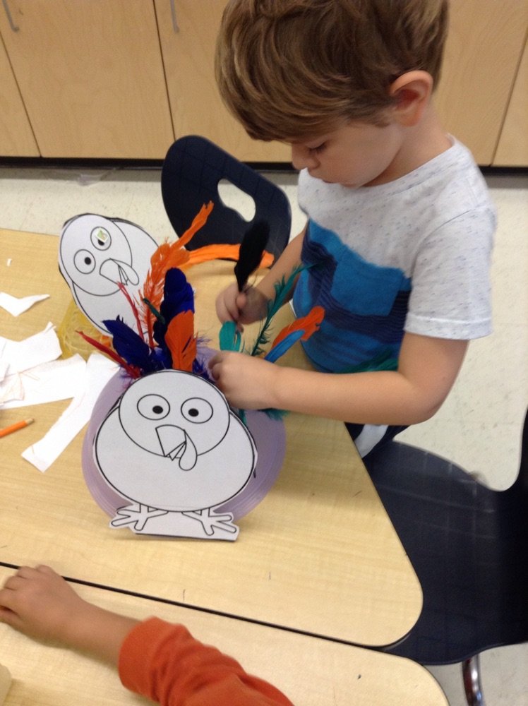 Using our fine motor skills to decorate different farm animals! 🐥🐔🐷 @EY_uwindsor