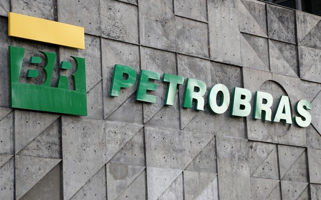g1's tweet photo. #Petrobras perde mais de R$ 67 bilhões em valor de mercado em poucas horas https://t.co/xUORJ2TwyI #G1 #economia https://t.co/aMTK0oHLzt