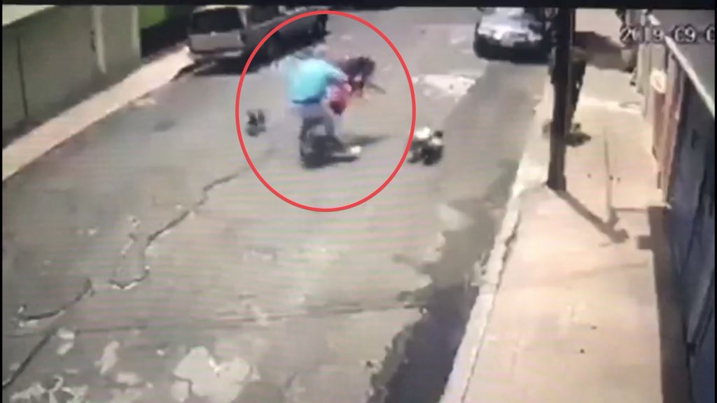 c4jimenez's tweet photo. ATACÓ a UNA MUJER por la ESPALDA
Es Carlos Gómez, le dicen El King.
Así AGREDIÓ a una mujer q paseaba a sus perros en @AlcaldiaMHmx.
Cambió su apariencia y se ocultó 6 meses.
Anoche la @PDI_FGJCDMX lo ENCARCELÓ.
Si lo reconoce, denúncielo!!

Detalles> https://t.co/md7KhJpaEF https://t.co/NqnRwBHEfV