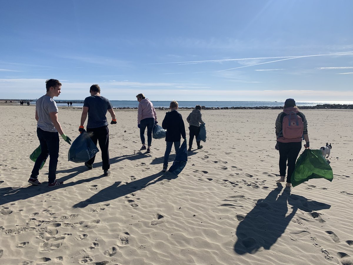 UnRienCestTout's tweet photo. 🗑️De petites actions qui font beaucoup🌊❤️Grâce aux donateurs sur @Modetrotter nous avons pu organiser avec les étudiants @IUTVALENCE  et @surfridereurope une journée de ramassage des #dechets réunissant une centaine de personnes👏Bravo et Merci à vous ! #unriencesttout #trash https://t.co/VvdA9rtBCd