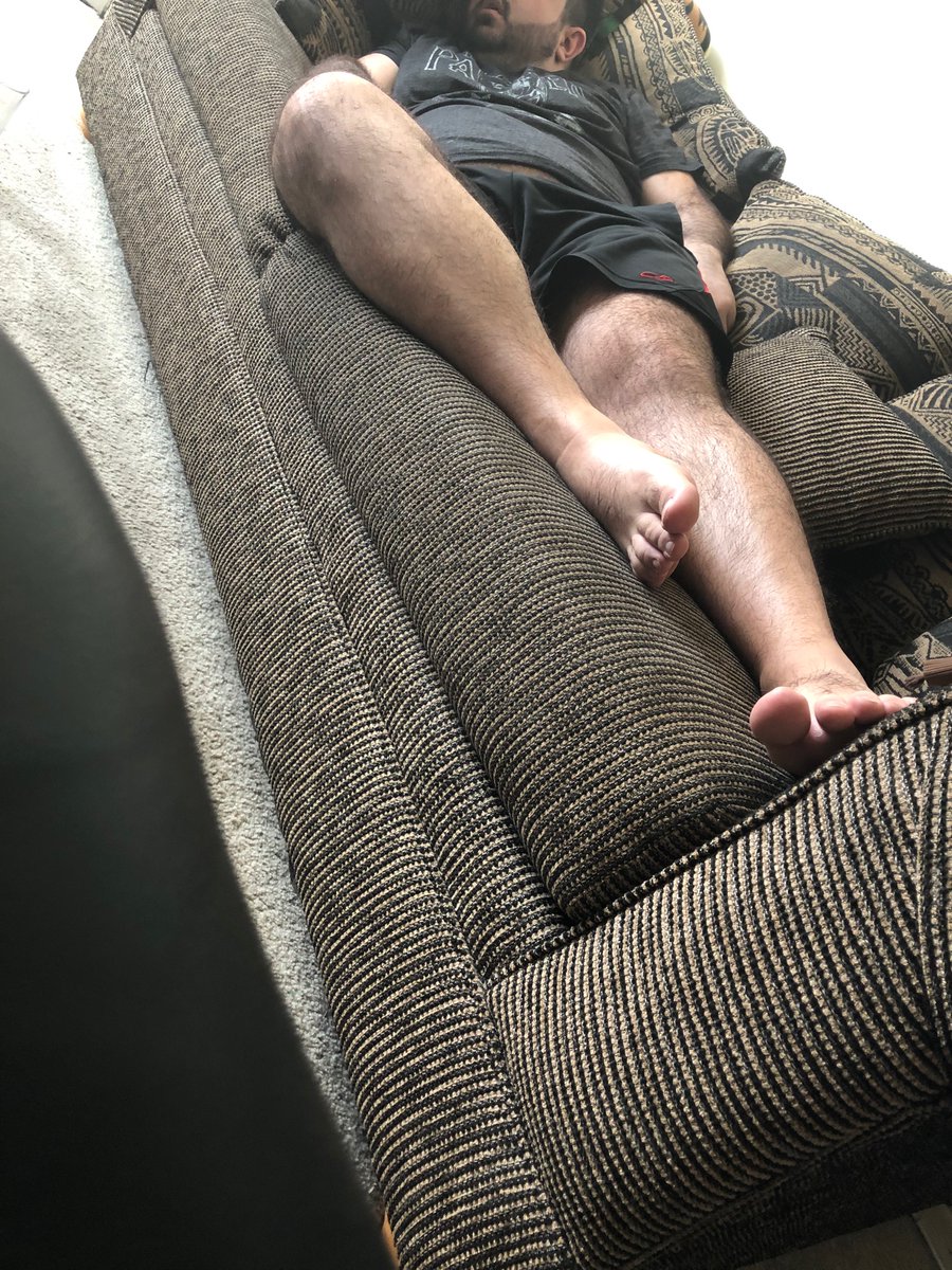 broseph08x's tweet photo. just watchin the laker game with a buddy. took his shoes off and i got some good shots of his toes 👍🏾 #malefeet #gayfeet #feetspy #footspy #malefoot https://t.co/NH5Hj3cyYN