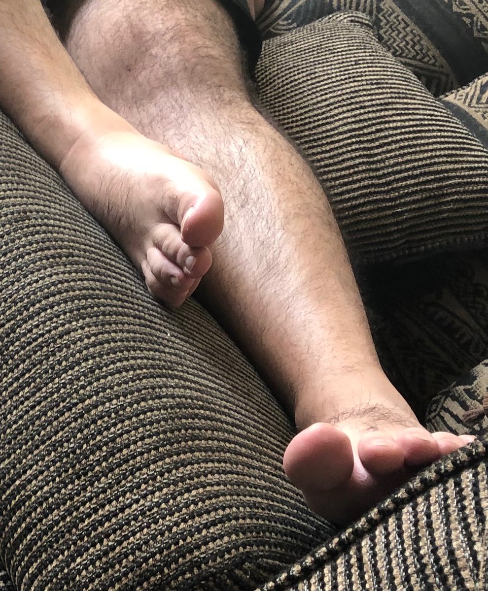 broseph08x's tweet photo. just watchin the laker game with a buddy. took his shoes off and i got some good shots of his toes 👍🏾 #malefeet #gayfeet #feetspy #footspy #malefoot https://t.co/NH5Hj3cyYN