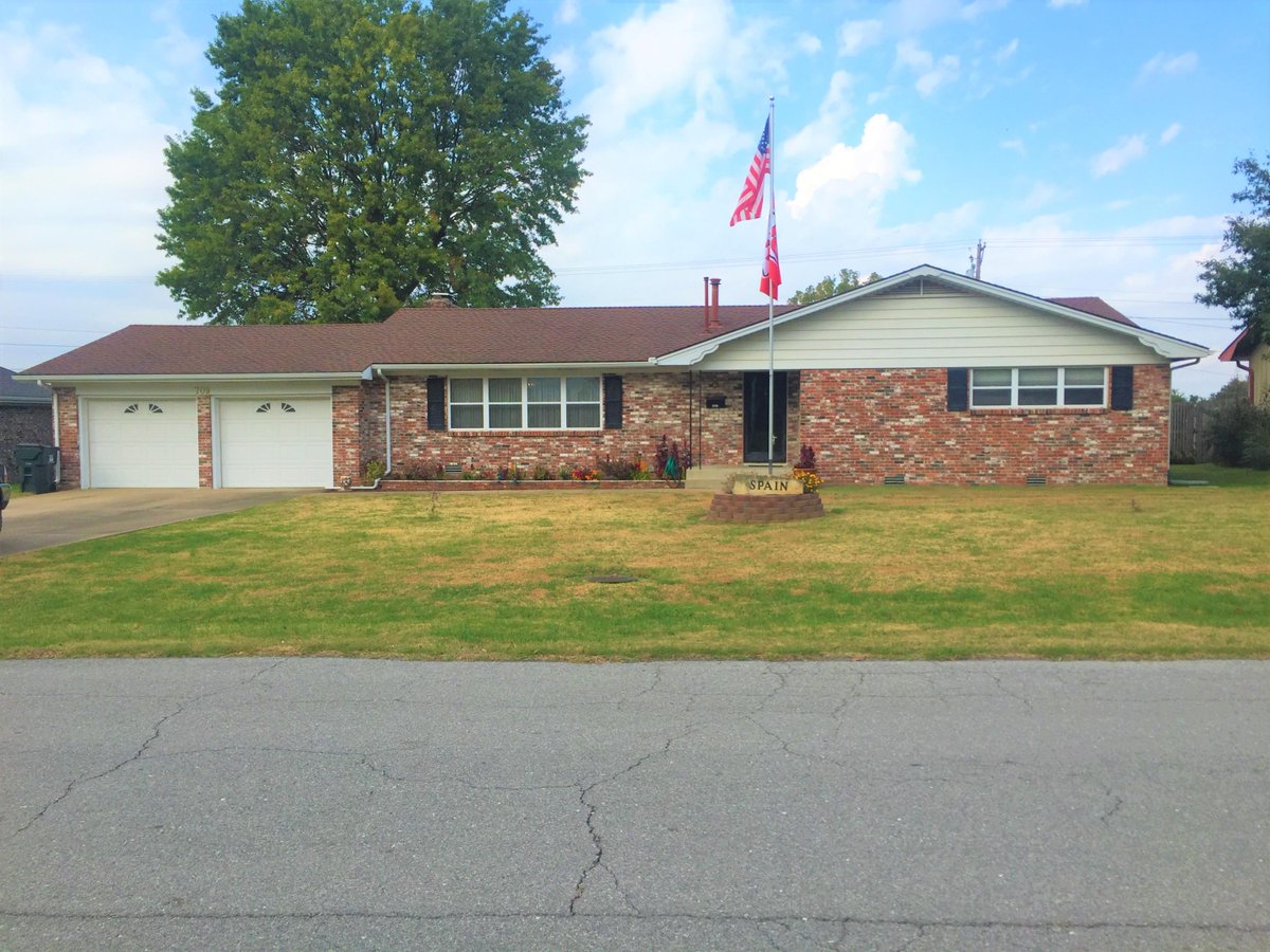 agent_kelliep's tweet photo. Fall in love with this 3 BD/ 2 BA in Aurora. Call, text or direct message me for more info.  https://t.co/SCMm7Ypr2r https://t.co/pn6Wq6b7sB