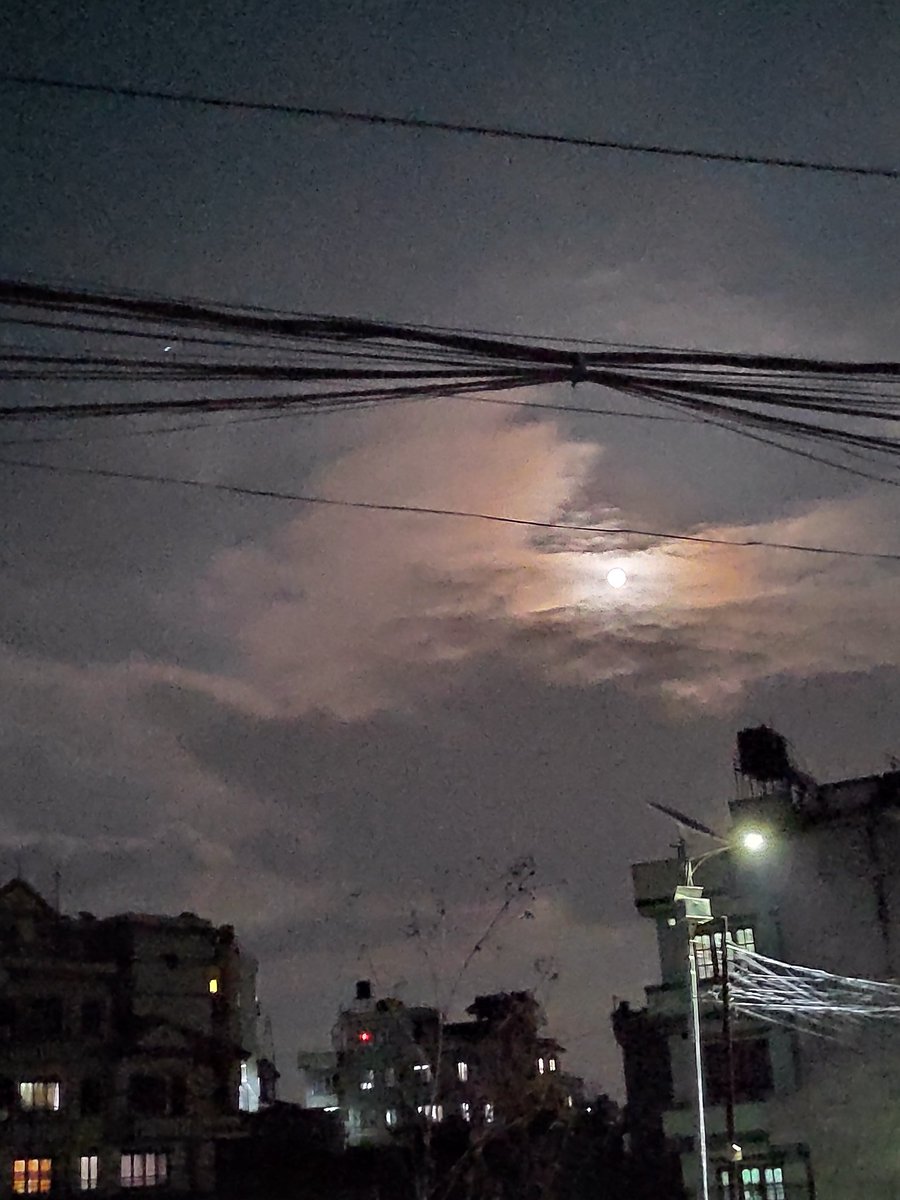 ForesterSujita's tweet photo. @yamunajiye Here at Kathmandu !! #HappyHoli #HoliMoon https://t.co/KvgD8JG1r4