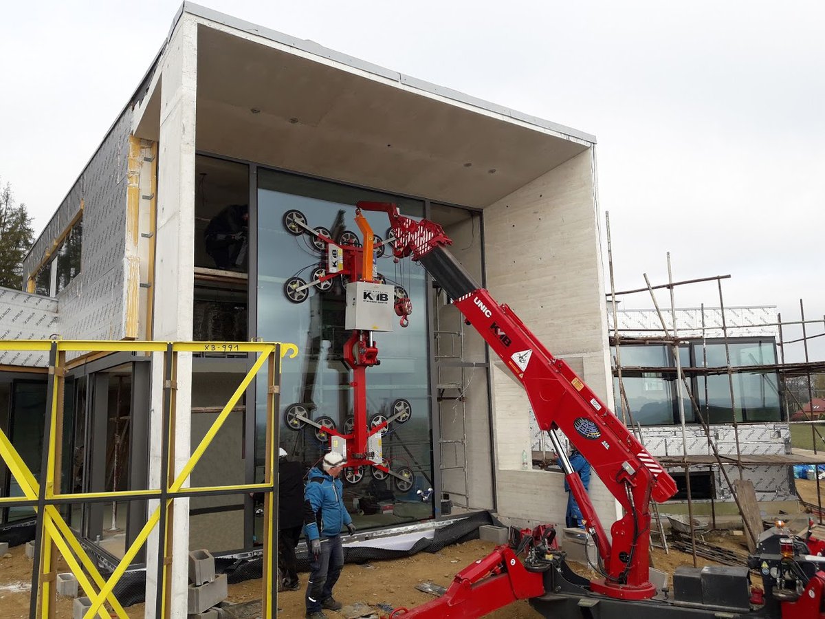 Oversize Glass Lift for UNIC Mini Crane! A UNIC URW-506 mini spider crane was recently commissioned to help lift and manoeuvre an oversized piece of glass into place. More here 👉👉👉 bit.ly/3bHPt6T