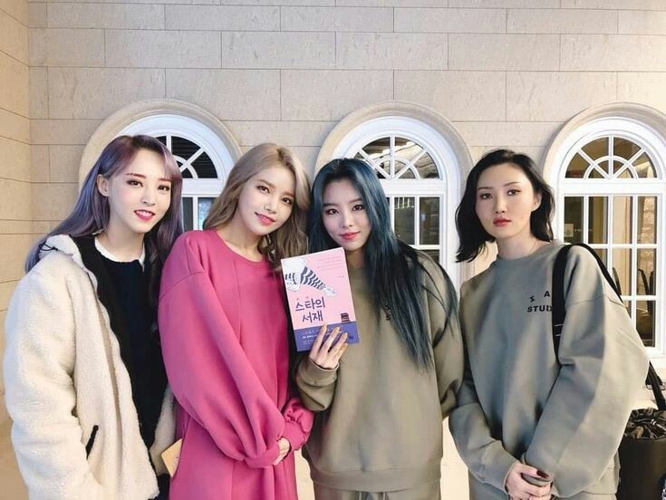 KoreanStyleUlzz's tweet photo. Ayez un flow  décontracté à la MAMAMOO.

Sur le site https://t.co/dn6eIKoCJz rebrique Ulzzang girl.😉

Chemise, sweatshirt, pull, jupe, pantalon,veste... 

-15% avec le code promo : KoreanStyle

#MAMAMOO #KPOP #ULZZANG #ULZZANGIRL https://t.co/dZLUXQ8l1v