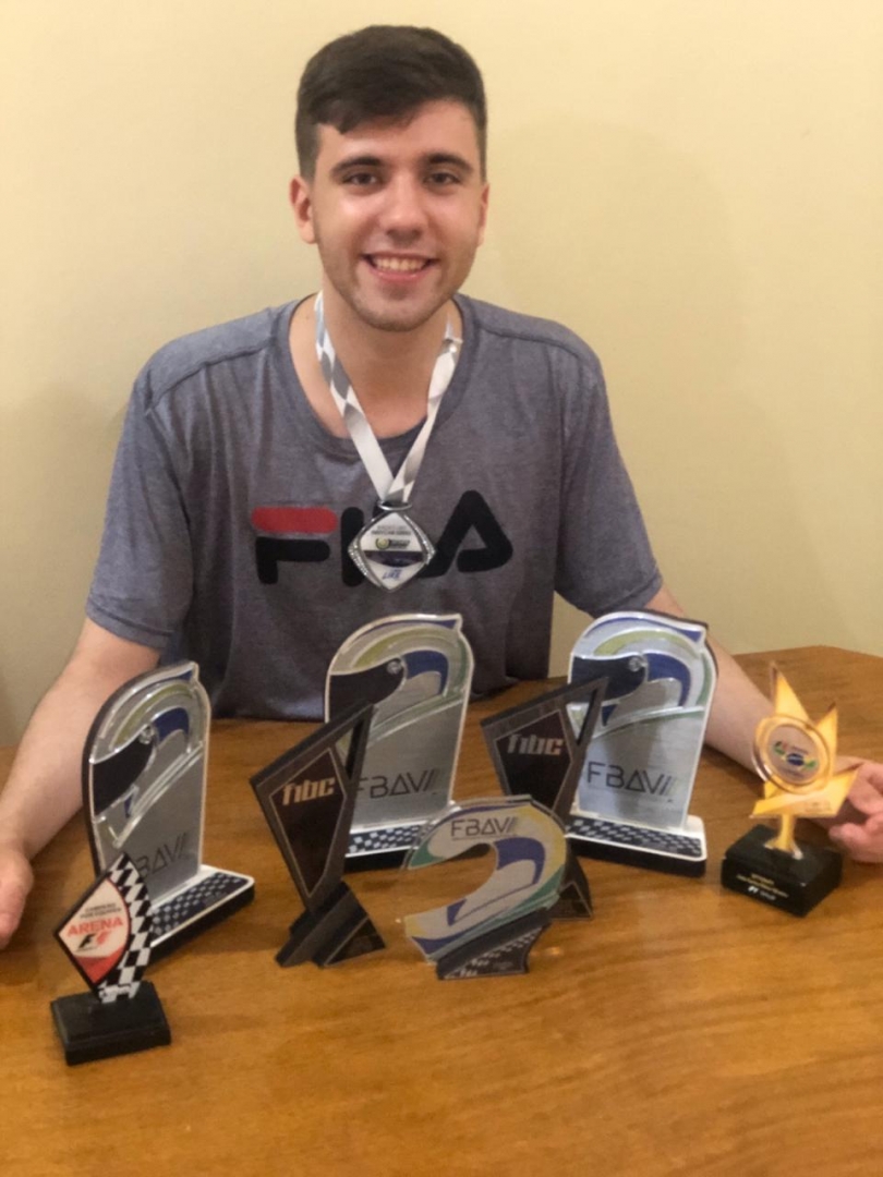 rallytimao's tweet photo. Nosso multicampeão no Virtual, João Ritter, conta como foi o final da Temporada 2019 após receber suas premiações!

João: A temporada da T3-2019 F1BC foi muito complicada, pois apesar de um início fantástico, eu tinha que manter a calma, foram 4 vitórias nas 5 primeiras corridas. https://t.co/xNwFTnsp9X
