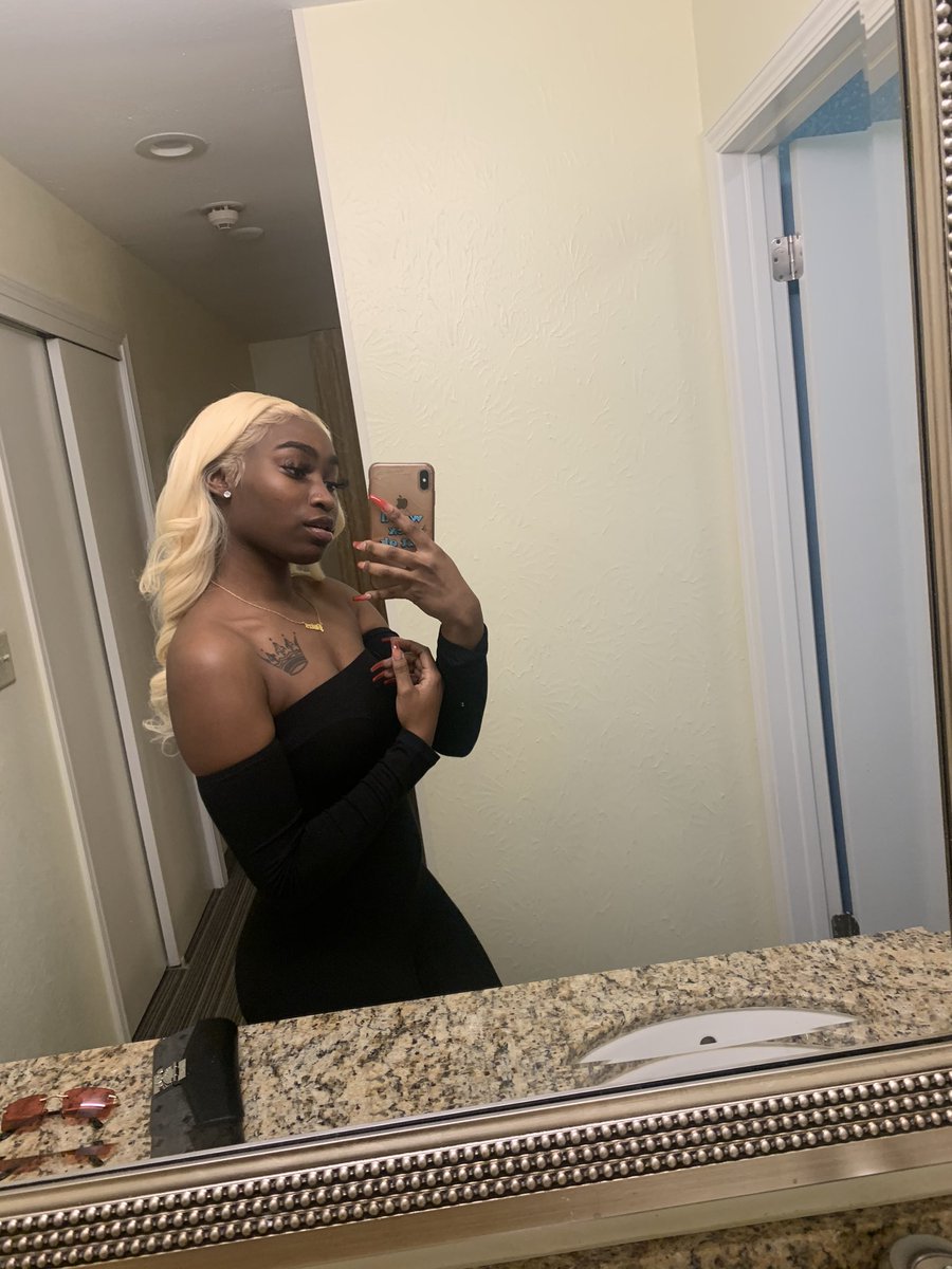 laurgotti's tweet photo. I never post pictures on here 🖤 https://t.co/NaafoP3wuu