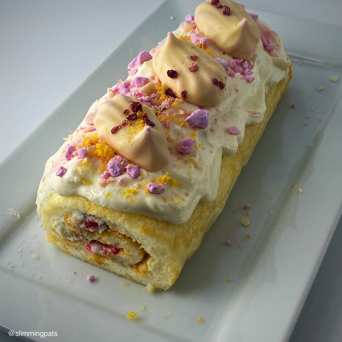 #slimmingworld white chocolate &amp; raspberry roulade topped with <a href="/flowerandwhite/">Flower & White</a> meringues #pudding #meringue #flowerandwhite #slimmingworlduk #foodie #foodblog 💕