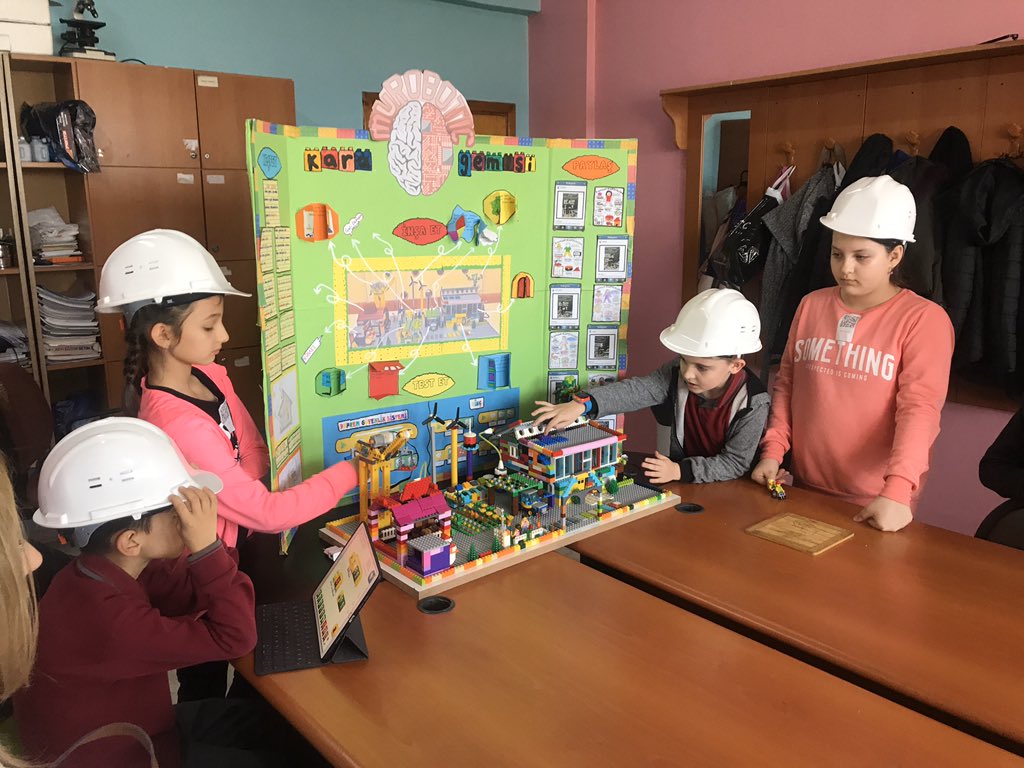 SarayUygun's tweet photo. 21 MART 2020 tarihinde katılacakları #FirstLegoLeaguejr fuarı için son hazırlıklarını yapan robotik kodlama takımımız #muROBOTİC bugün öğretmenlerimize sunum yaptılar. @BilimKahraman
https://t.co/wB4vTfE42O https://t.co/v6Fit1tvnJ