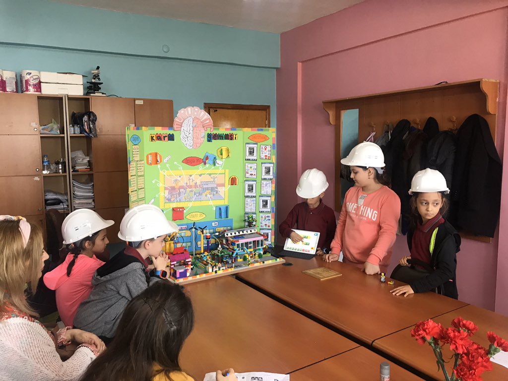 SarayUygun's tweet photo. 21 MART 2020 tarihinde katılacakları #FirstLegoLeaguejr fuarı için son hazırlıklarını yapan robotik kodlama takımımız #muROBOTİC bugün öğretmenlerimize sunum yaptılar. @BilimKahraman
https://t.co/wB4vTfE42O https://t.co/v6Fit1tvnJ