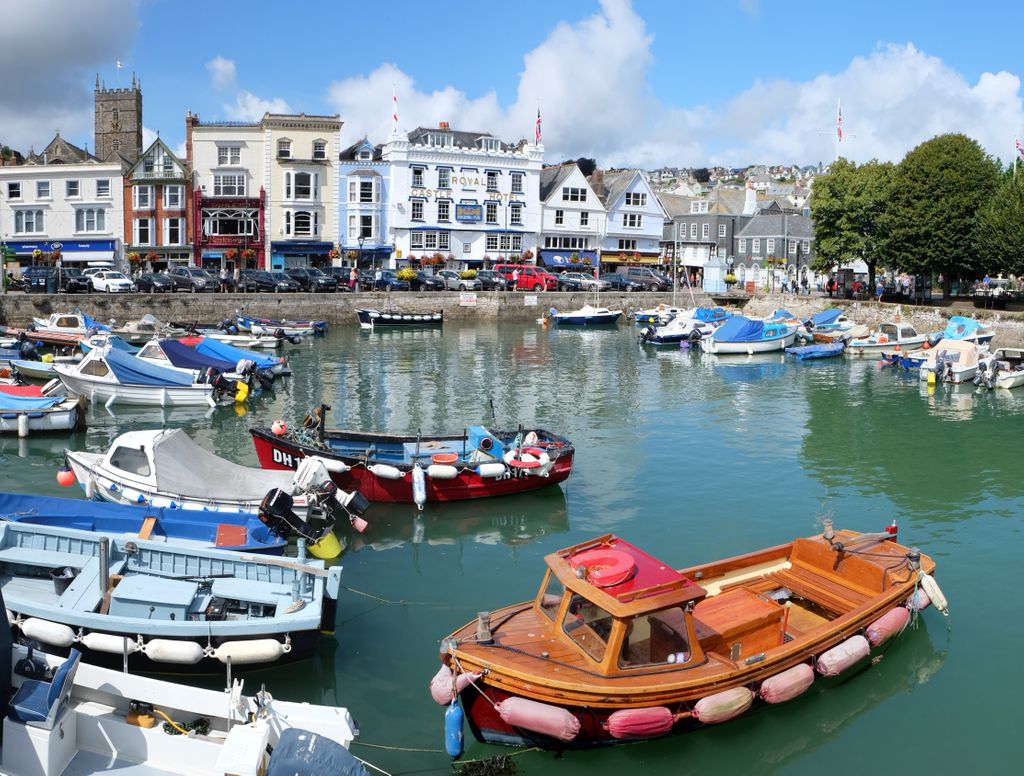 CandCC's tweet photo. Who’s visiting beautiful Dartmouth this year? Home to a fantastic selection of boutiques, café’s restaurants and bars sitting just a few minutes’ walk from the picturesque waterfront, we could spend hours pottering around this fabulous harbour town. https://t.co/Nj3Cl25omN
