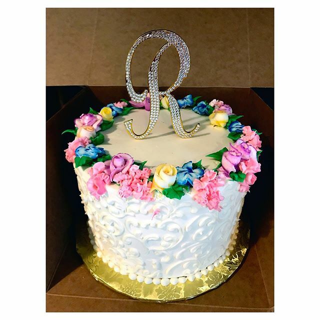DarlingCake607's tweet photo. Clean buttercream simplicity 🌸 https://t.co/FAujLrLHod https://t.co/aCsUJdlaxS