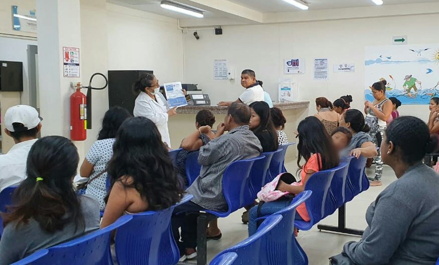DPS_LosRios's tweet photo. #Guayas | Profesionales del Centro de Salud y Hospital Básico #Playas entregan volantes a pacientes e imparten recomendaciones básicas como el #LavadoDeManos, empleo de gel antibacterial, y en caso de cuadro gripal, usar mascarilla para prevenir el #Coronavirus #COVID19 https://t.co/1d9RhHx4Wi