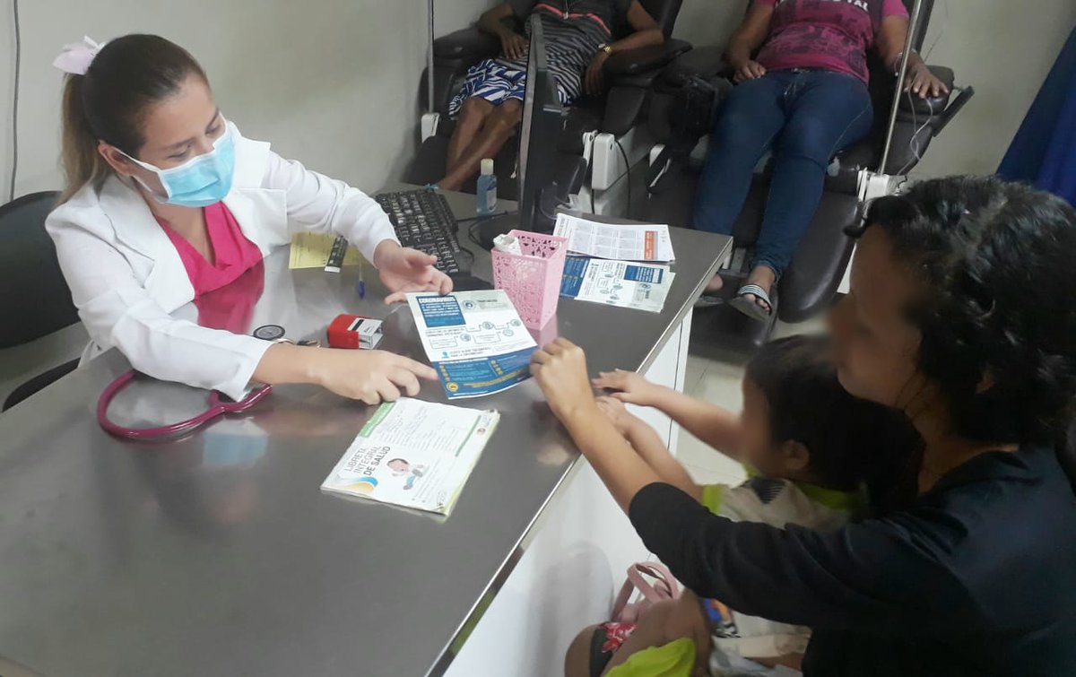 DPS_LosRios's tweet photo. #Guayas | Profesionales del Centro de Salud y Hospital Básico #Playas entregan volantes a pacientes e imparten recomendaciones básicas como el #LavadoDeManos, empleo de gel antibacterial, y en caso de cuadro gripal, usar mascarilla para prevenir el #Coronavirus #COVID19 https://t.co/1d9RhHx4Wi