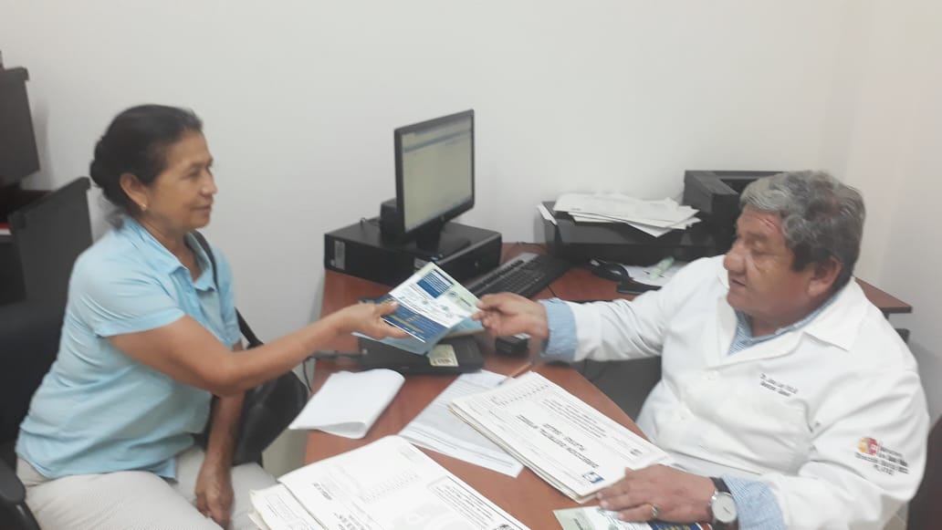 DPS_LosRios's tweet photo. #Guayas | Profesionales del Centro de Salud y Hospital Básico #Playas entregan volantes a pacientes e imparten recomendaciones básicas como el #LavadoDeManos, empleo de gel antibacterial, y en caso de cuadro gripal, usar mascarilla para prevenir el #Coronavirus #COVID19 https://t.co/1d9RhHx4Wi