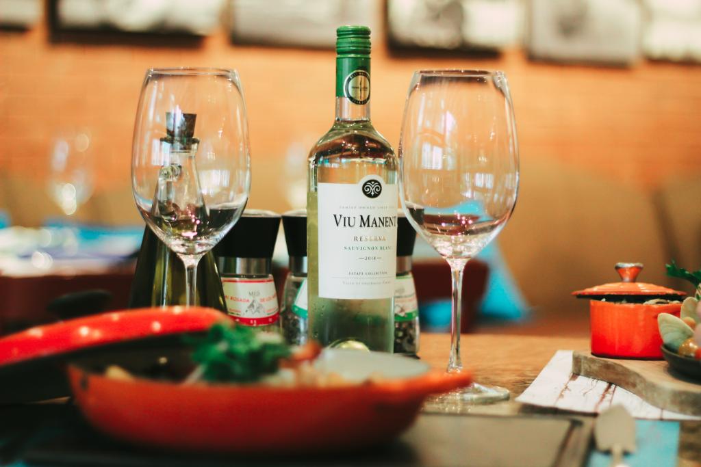 Tu experiencia gastronómica en restaurant Café MED se disfruta más cuando viene acompañada del mejor vino de la casa.