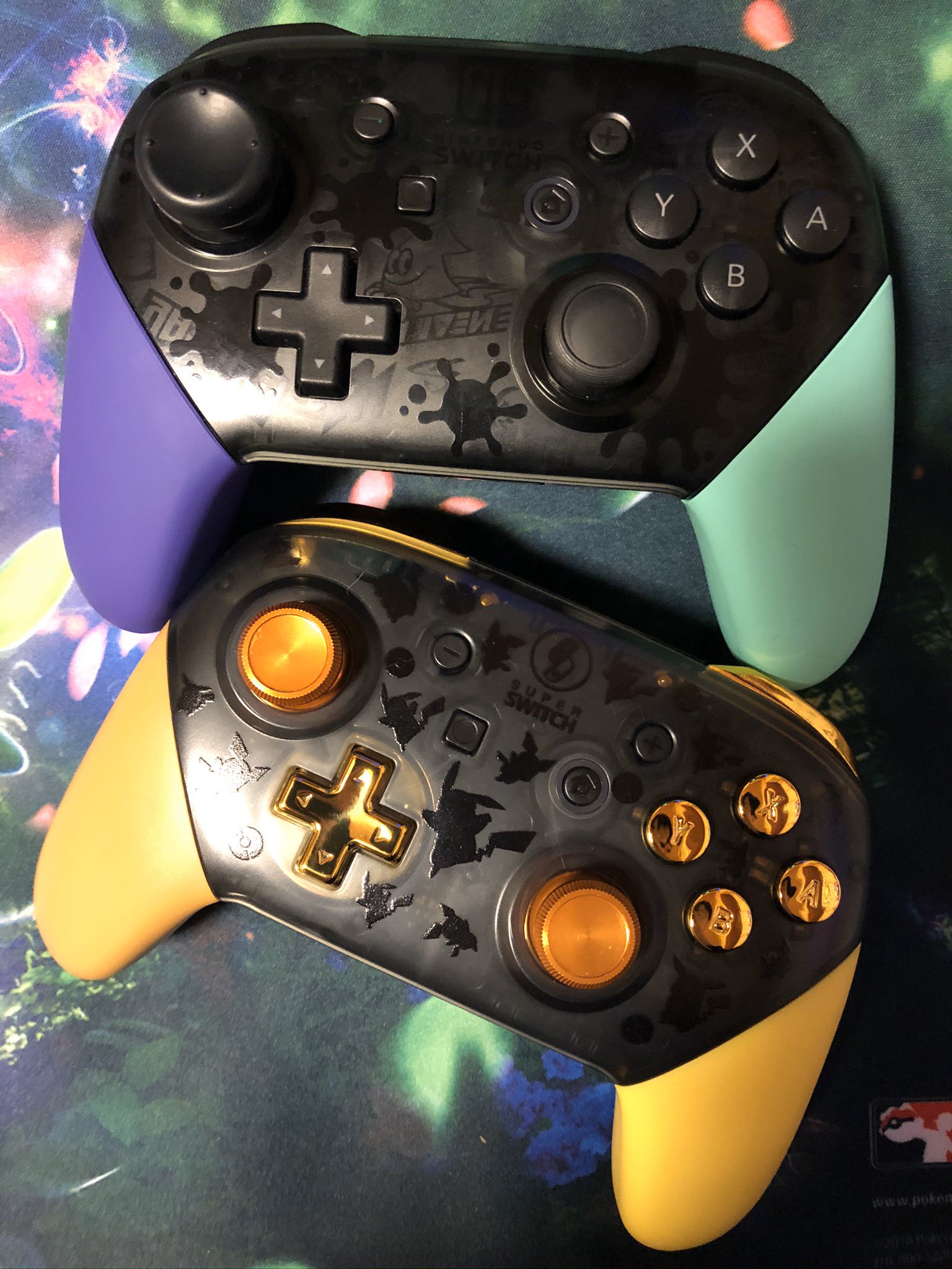 めらるば スプラverのジャンク純正プロコン届いたからパーツバラしてスプラの方はシェルを純正品にしてポケモンの方は基盤を純正にした 左スティック不調とのことだったけどスティック引っこ抜いてセンサーグリグリしたら正常に動作したしポケモンの方で