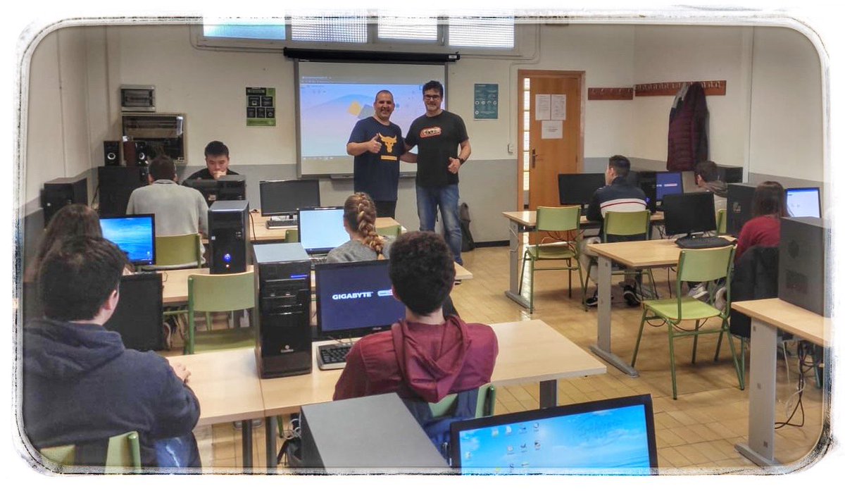 elpatiodeoscar's tweet photo. Hoy hemos visitado de nuevo al gran @tecuribarri en el @IESMUribarri Seguimos compartiendo experiencias dentro de #digitaliza_accion1920 Aula1@1 del @crfptic ¡Gracias Álvaro por la acogida! #tiCyL #formaciónCyL #FP_SA #Compartoblog https://t.co/snlbU6XKaI