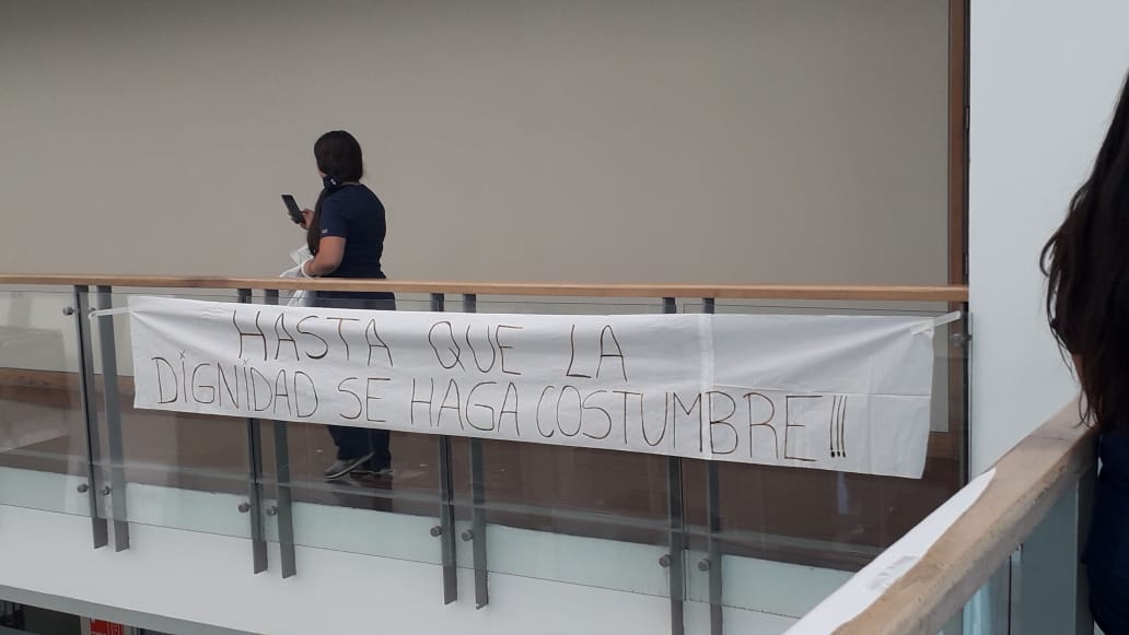QuilaNata's tweet photo. Hoy no se celebra, se lucha!! En #CLINICAUDD se amenaza a trabajadoras y alumnas de @UDD_cl que iban a participar en intervención por #ElDiaInternacionaldelaMujer a pesar de la represión de ésta institución que es la cara del capitalismo, seguimos unidas✊#nuncamássinnosotras https://t.co/uJDp4UyOTv