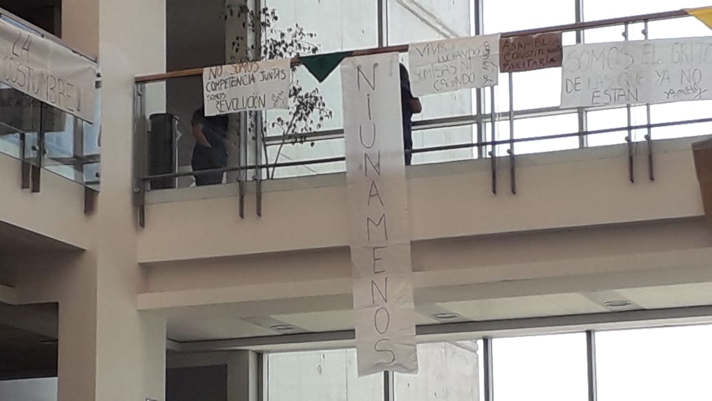 QuilaNata's tweet photo. Hoy no se celebra, se lucha!! En #CLINICAUDD se amenaza a trabajadoras y alumnas de @UDD_cl que iban a participar en intervención por #ElDiaInternacionaldelaMujer a pesar de la represión de ésta institución que es la cara del capitalismo, seguimos unidas✊#nuncamássinnosotras https://t.co/uJDp4UyOTv
