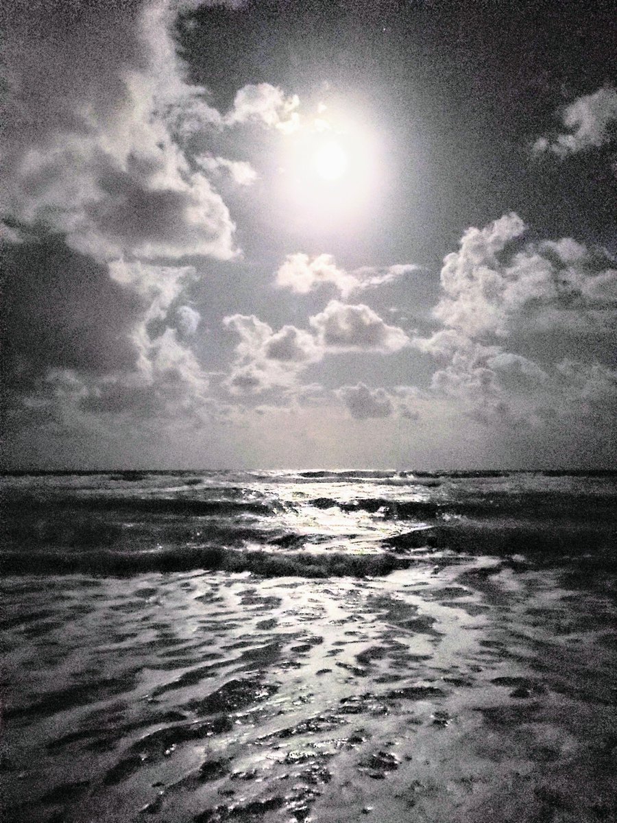 crystianmb's tweet photo. #FullMoon #night #beauty https://t.co/rXUZrqzvTr