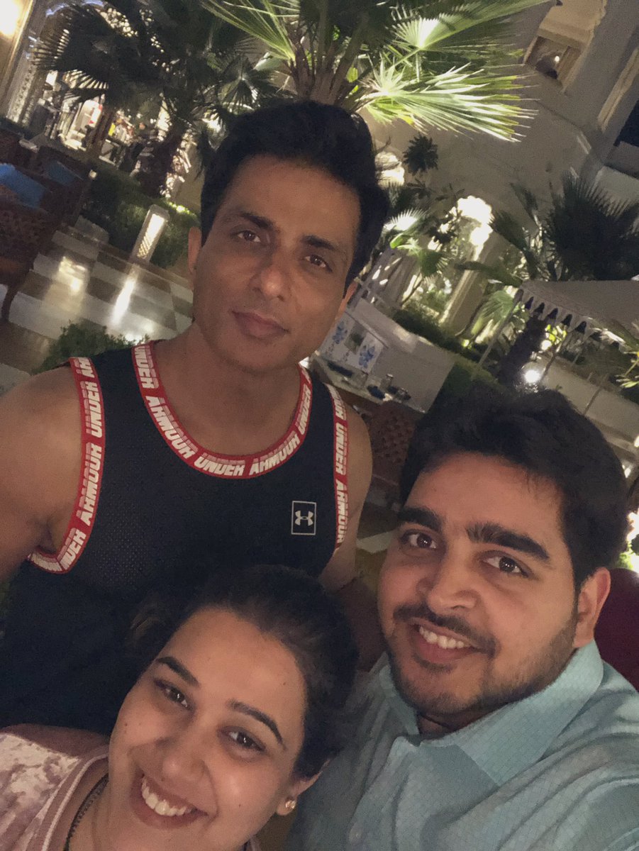 28chopramohit's tweet photo. On screen 📺 @SonuSood v/s real life #SonuSood 👍👍 You Rocks
Our #TravelDiaries #Jaipur #Rajasthan #SelfieWithSonuSood #SplThanks ☺️ https://t.co/N631tS7bA2