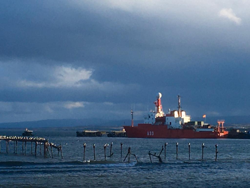ArgongraGIS's tweet photo. Nuestros amigos de #Chile nos envían una fotografía de buque de investigación oceanográfica (BIO) #Hespérides en el puerto de Punta Arenas (en pleno estrecho de Magallanes). Orgullosos del buen trabajo que realizan @utm_csic, @CSIC y el @Defensagob. https://t.co/4COr1n8zu4