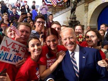 RobinLynneKelly's tweet photo. A big thank you to @shannonrwatts! @Everytown and @MomsDemand have endorsed the next President of the United States, @JoeBiden. In Joe, we will have a #GunSensePresident. https://t.co/NpT85gojVg