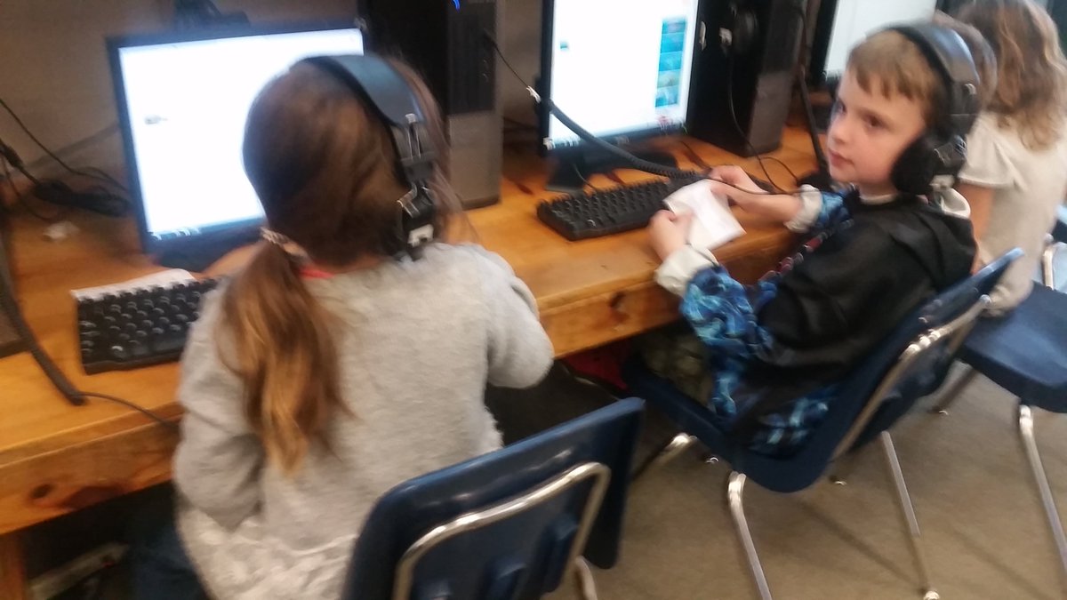 Techsavvyaochoa's tweet photo. First Grade loves our Google lessons. Today we are using Google Slides to make a fact book about animals the students researched in class. https://t.co/3Z9nsJA6G9