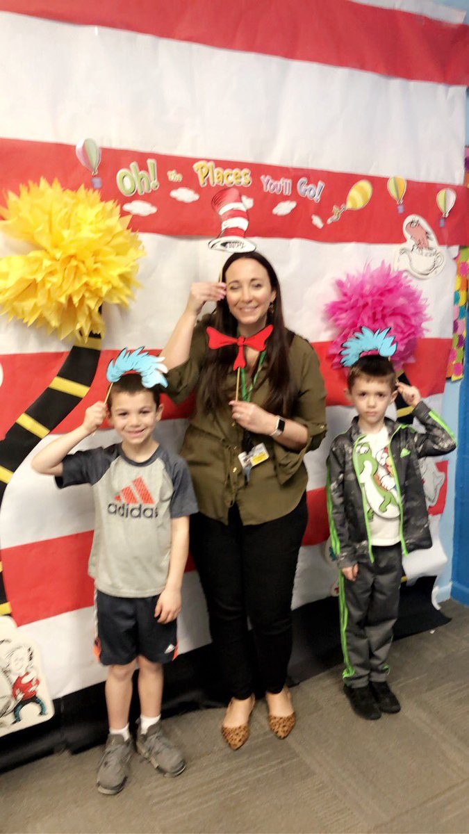 firstgradestars's tweet photo. #happybirthdaydrseuss https://t.co/S9epEHllhV