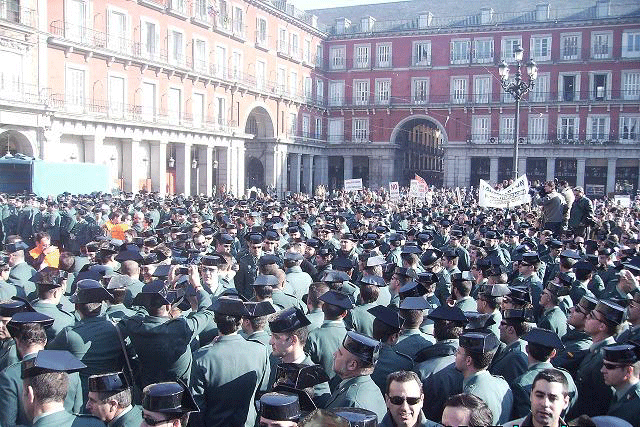 cris_sor's tweet photo. Los véis? Sin careta, con uniforme, unidos, sin dividir a nadie. Palabras, hechos y FMG. Sus dirigentes los primeros para el expte. Firmando acuerdos que ayudan a pagar la hipoteca. Volveremos a salir, no cuando #Trolapol diga para eso su mamporrero #Jucitrola. #YaNoEngañais https://t.co/RTUiOifN2M