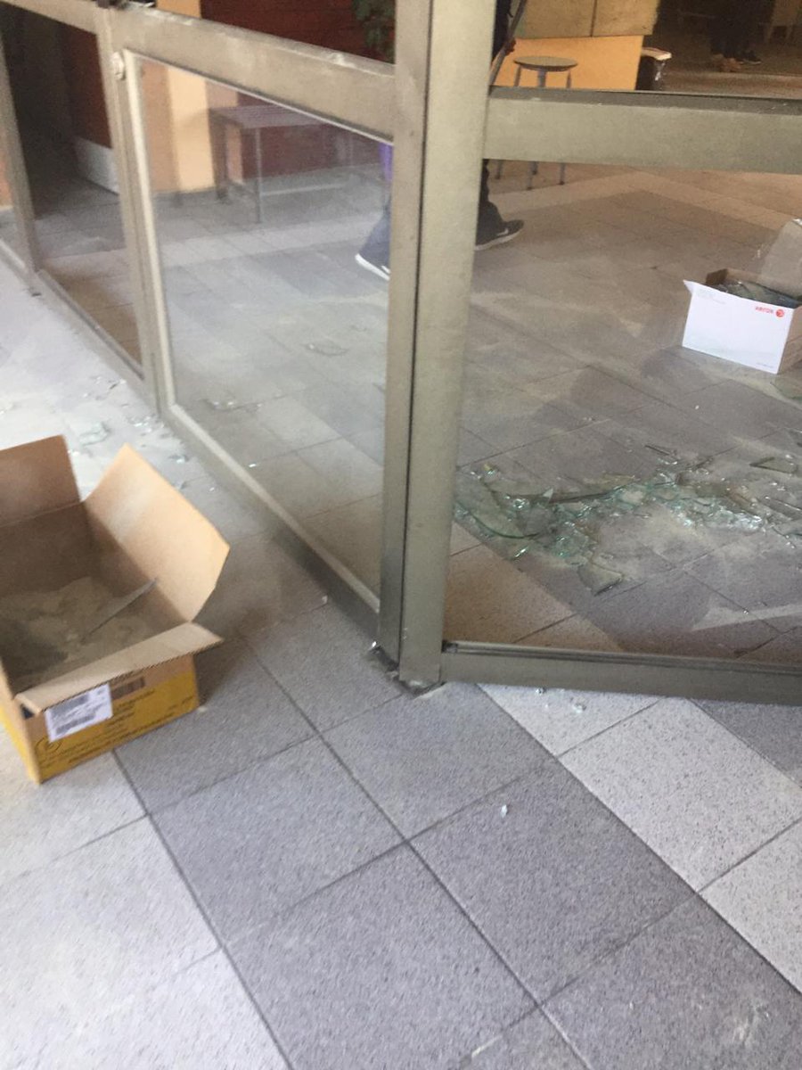elmoonknight's tweet photo. Durante una semana una serie de "delincuentes" disfrazados de estudiantes han perturbado el inicio de clases en diversos colegios de mi comuna (Recoleta). Es momento que la autoridad de un golpe de timón y hagan algo con estos violentos. https://t.co/ffaJb35Fkt
